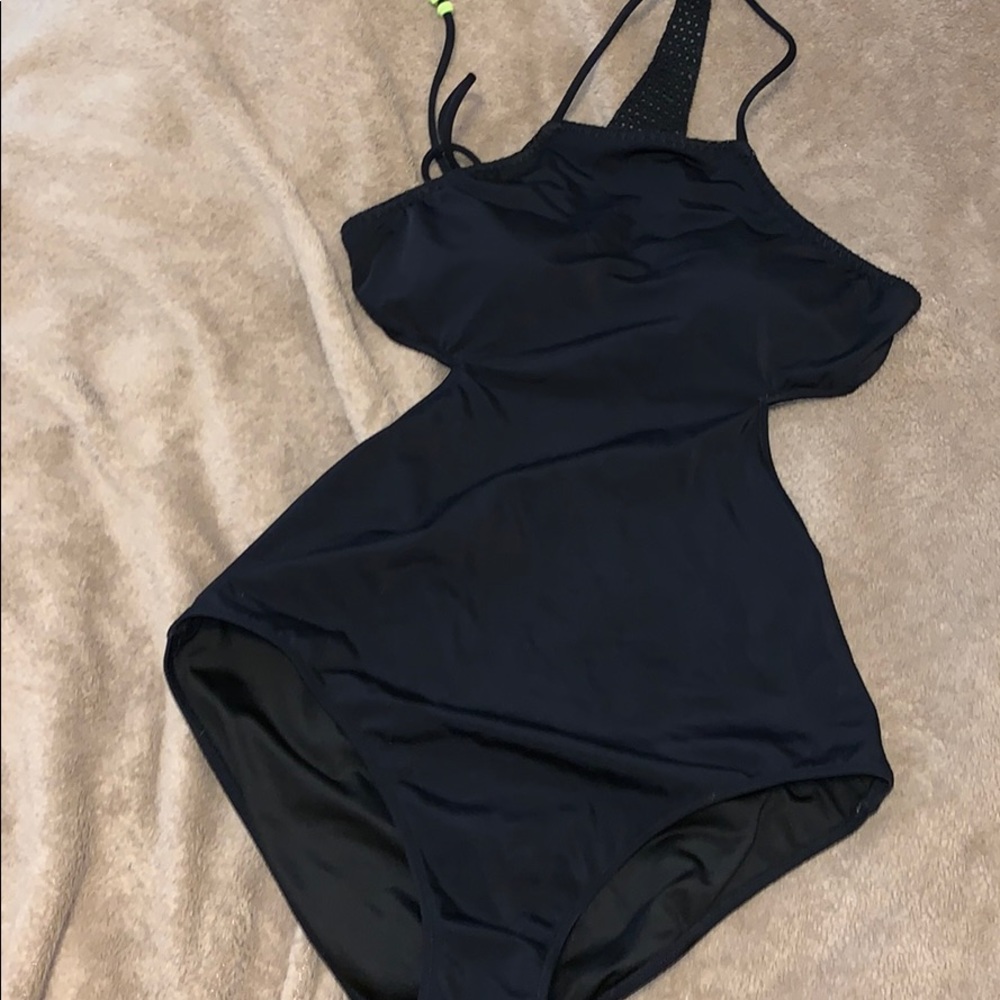 One piece VS swimsuit